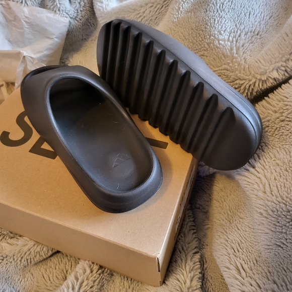adidas Other - YZY Yeezy Slides Onyx Size 11